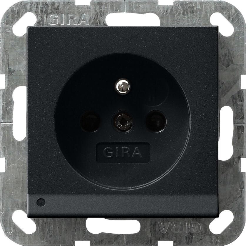 i-gira-gniazdo-pojedyncze-z-uziemieniem-przeslonami-i-lampka-led-czarny-mat-system-55-1172005